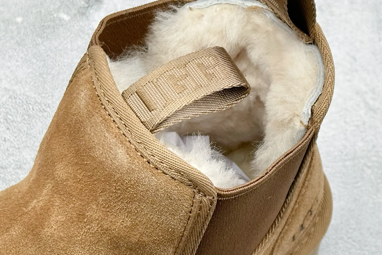 🐲💰 560 supports store UGG sheepskin and fur integrated snow boots 4526 Chelsea thick soles. All shoes are made of ZP from the same factory. Longfeng A-grade Australian imported sheepskin and fur integrated brand OEM production line fully follows the ZP process. OEM original pattern maker adheres to the principle of no original shoes and no development selection. Pay attention to every detail. The most correct version on the market 35-40. Item number: 1134526